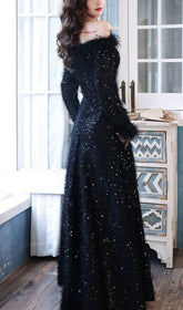 SEXY SCHULTERFREIES KLEID MIT PAILLETTEN UND FEDERN IN SCHWARZ